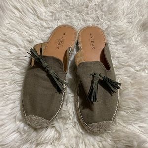 SERRA Women's Size 8 Mules Open Back Closed Toe‎ slip on tassel